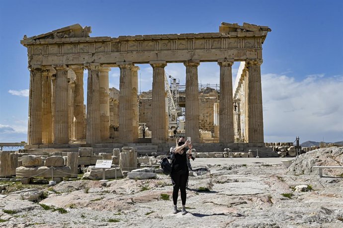 Un visitante tomándose un selfie en el Partenón