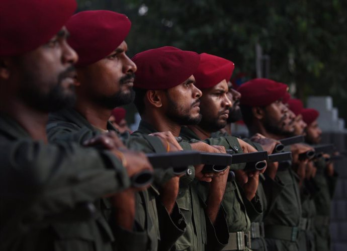 Archivo - 01 February 2020, Sri Lanka, Colombo: Sri Lankan military personnel marches past during a rehearsal session in preparation for 72nd Independence day celebrations at the Independence Square. Photo: Pradeep Dambarage/ZUMA Wire/dpa