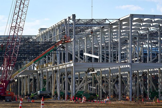 Archivo - Construcción de la fábrica de baterías de General Motors.