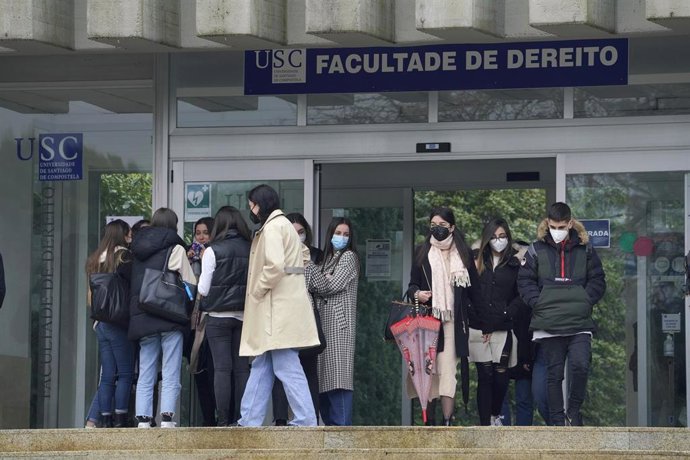 Alumnos salen de la Facultad de Derecho durante el primer día en el que los estudiantes universitarios gallegos vuelven a las aulas, en Santiago de Compostela, A Coruña, Galicia, (España), a 1 de marzo de 2021. Las puertas de las universidades gallegas 