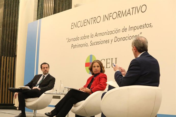 El consejero de Hacienda y Función Pública de la Comunidad de Madrid, Javier Fernández-Lasquetty y Blanc (i); y la vicepresidenta primera y consejera de Hacienda de la Junta de Extremadura, Pilar Blanco-Morales (c); conversan con el director de Europa P