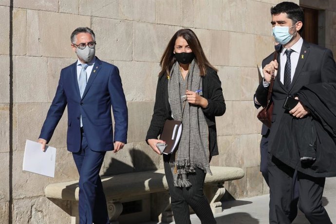 Meritxell Budó (centro) llegando a la reunión del Consell Executiu del 23 de marzo.