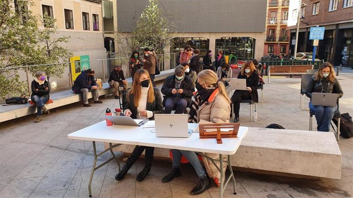 La portavoz socialista de Cultura en el Ayuntamiento de Madrid, Mar Espinar, y su homóloga en Más Madrid, Pilar Perea, siguen la comisión de Cultura desde Medialab