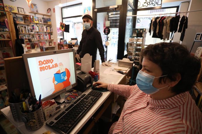 Archivo - Esther Gaitero y el periodista Antonio Diniz Almeida, trabajadores de la tienda Molar Discos & Libros