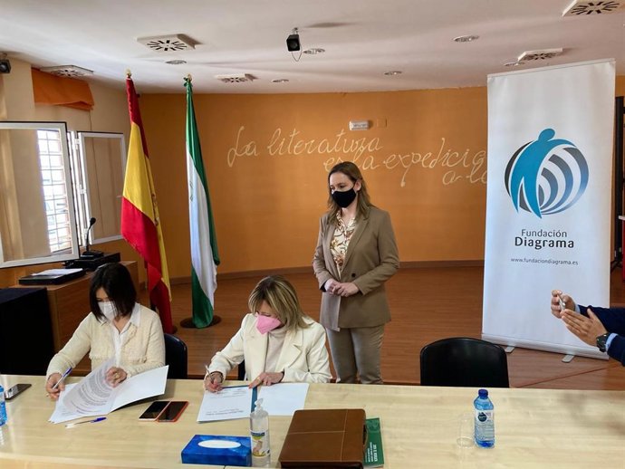 Rivero y Angulo firman el convenio en presencia de Adán.