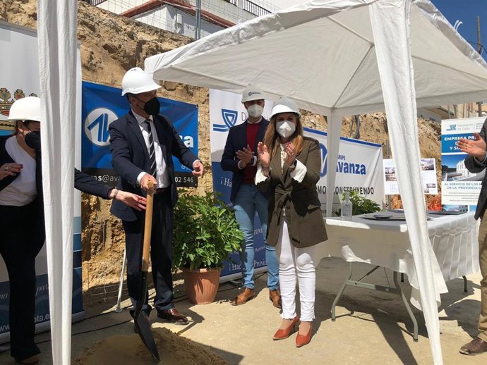Irene García y el alcalde de Rota colocan la primera piedra de las 26 viviendas de Los Maestros