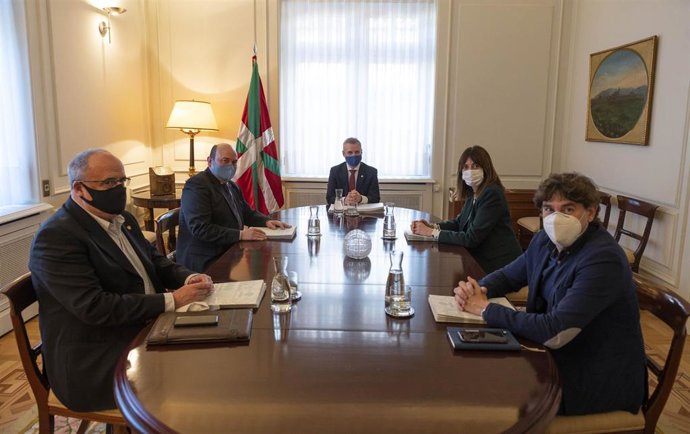 Reunión del Lehendakari, Iñigo Urkullu, con el presidente del EBB del PNV, Andoni Ortuzar, y la líder del PSE-EE y vicelehendakari, Idoia Mendia, en el Palacio de Ajuria Enea, en Vitoria