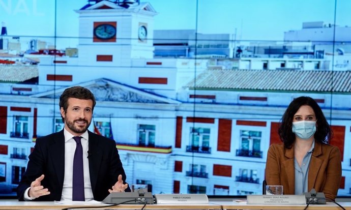 El líder del PP, Pablo Casado, y la presidenta de la Comunidad de Madrid, Isabel Díaz Ayuso, en la reunión de la Junta Directiva Nacional del PP. En Madrid, a 23 de marzo de 2021.