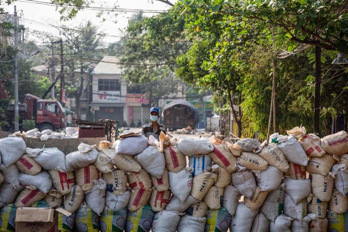 Barricada durante las protestas en Rangún, Birmania
