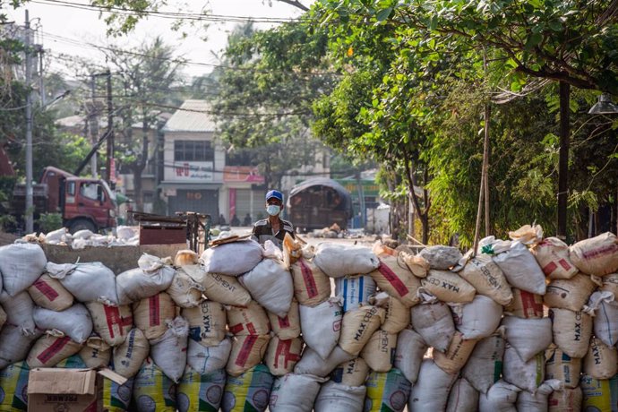 Barricada durante las protestas en Rangún, Birmania