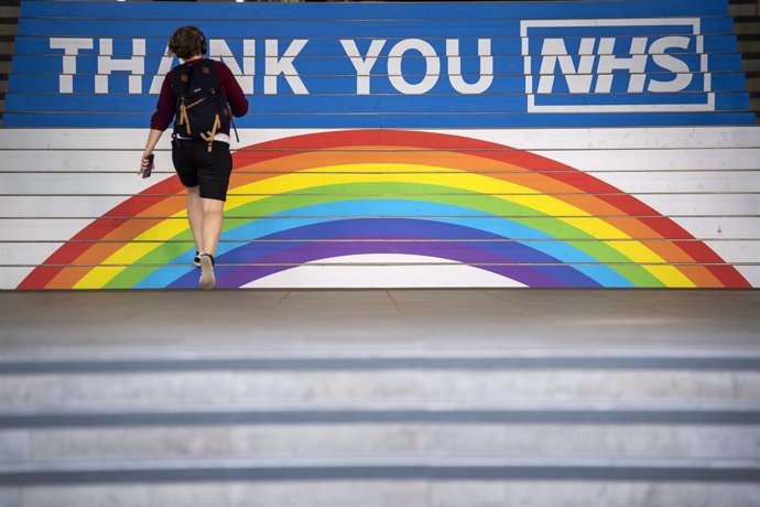 Archivo - 15 May 2020, England, London: A commuter walks past a thank you message for the NHS at Cannon Street station in London, after the introduction of measures to bring the country out of lockdown. Photo: Victoria Jones/PA Wire/dpa