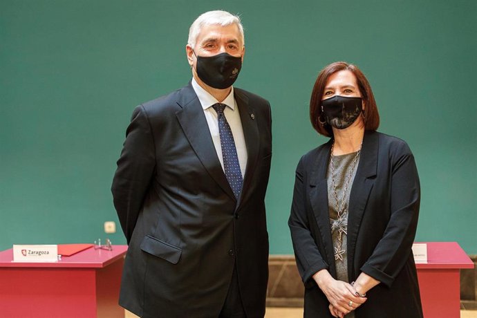 La vicealcaldesa y consejera municipal de Cultura y Proyección Exterior del Ayuntamiento de Zaragoza, Sara Fernández, y el presidente de la Real Academia de Nobles y Bellas Artes de San Luis, Domingo Buesa, han firmado un convenio de colaboración