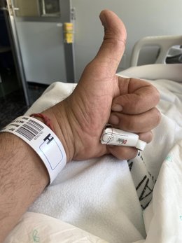 Pulgar arriba de Manolo Mata tras recibir el alta