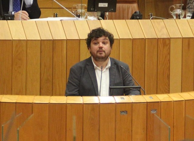 El diputado del PSdeG Julio Torrado en el debate de una moción durante un pleno del Parlamento de Galicia