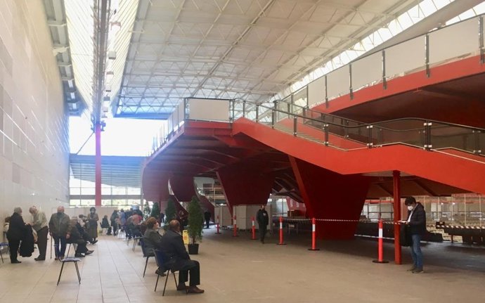 Palacio de deportes de La Guía, en Gijón, donde se están administrando las vacunas contra la Covid-19.