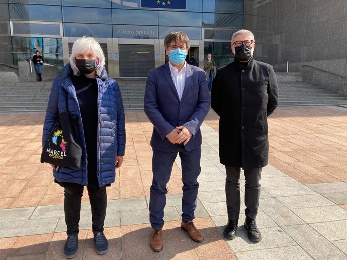 Dolors Sabater (CUP), Carles Puigdemont (Junts) y Carles Riera (CUP) en Bruselas.