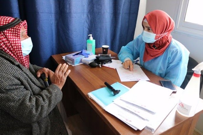 Una doctora pasa consulta en un hospital de Cisjordania.