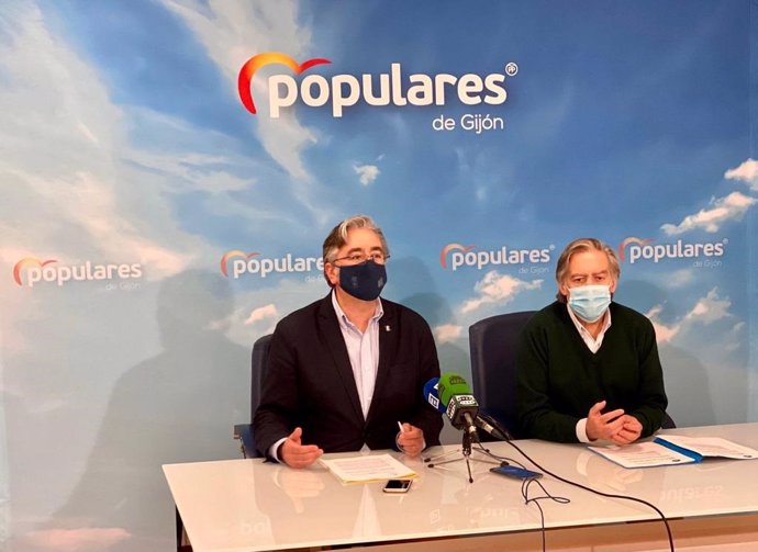 El diputado regional del PP, Pablo González, en rueda de prensa junto al portavoz 'popular' en el Ayuntamiento de Gijón, Alberto López-Asenjo