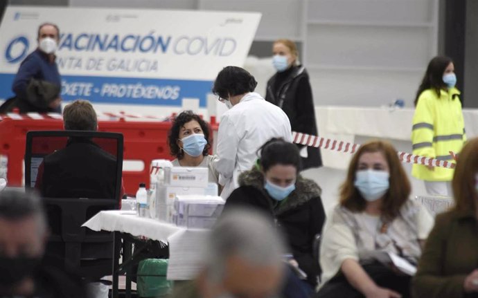 Varias personas esperar para ser vacunadas en el Instituto Ferial de Vigo (Ifevi), en Pontevedra, Galicia (España), a 13 de marzo de 2021. Un total de 4.400 personas serán inmunizadas por un equipo de 60 profesionales sanitarios que administrarán la vac