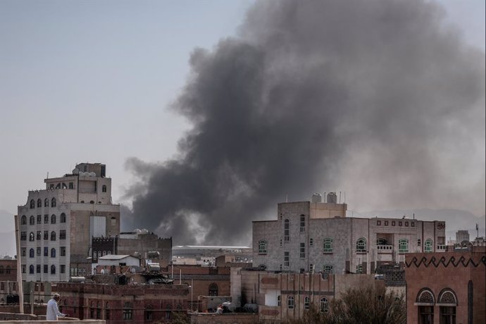 07 March 2021, Yemen, Sanaa: Heavy smoke billows from a military base after the Saudi-led coalition on Sunday mounted a series of airstrikes on Yemen's rebel-held capital Sanaa amid an increase inattacks by the Houthi rebels against neighbouring Saudi 