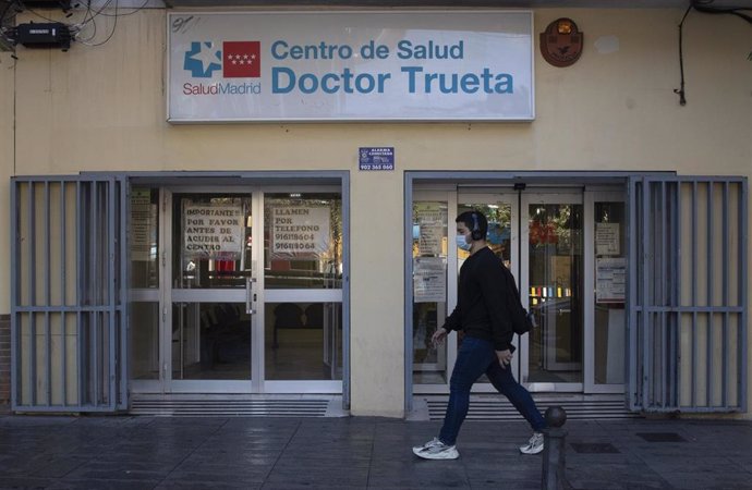Archivo - Una persona camina al lado del centro de salud Miguel Servet 