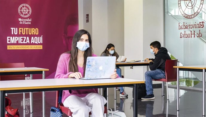 Una alumna de la UHU con mascarilla debido a la pandemia.