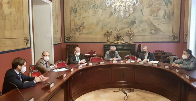 El senador del PP por Córdoba Fernando Priego (izda.), en el encuentro mantenido.