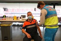 Unos 20.000 trabajadores esenciales recibirán hoy la vacuna de AstraZeneca en el Isabel Zendal y el Wanda