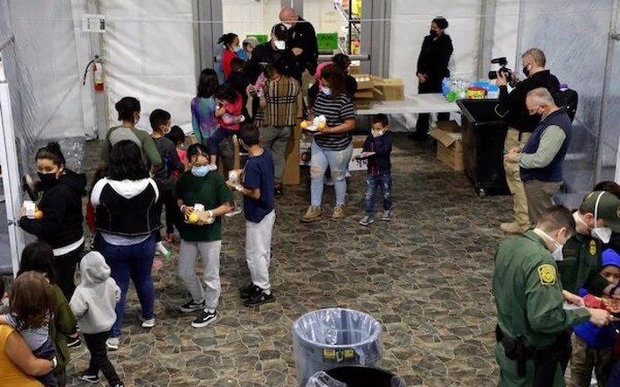 Imágenes de los centros de menores migrantes no acompañados compartidas por el Gobierno de Biden