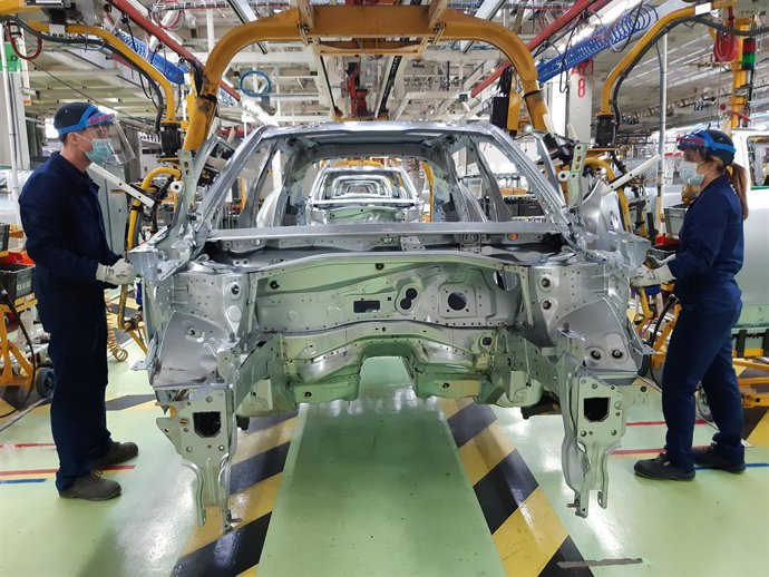 Archivo - Trabajadores de la planta de PSA en Vigo realizando tareas de preparación en Ferraje para la reactivación de la actividad tras el parón por la pandemia de coronavirus.