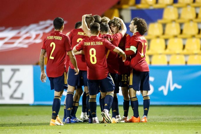 Archivo - Los jugadores de la Sub-21 española celebran un gol