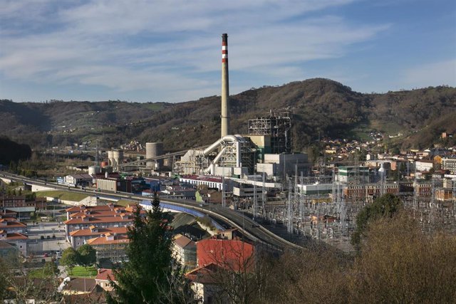 Archivo - La central térmica de Lada, en el concejo de Langreo, Asturias (España)