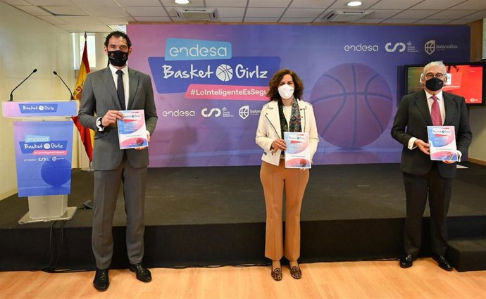 Jorge Garbajosa, Irene Lozano y José Bogas tras la presentación de 'Basket Girlz'