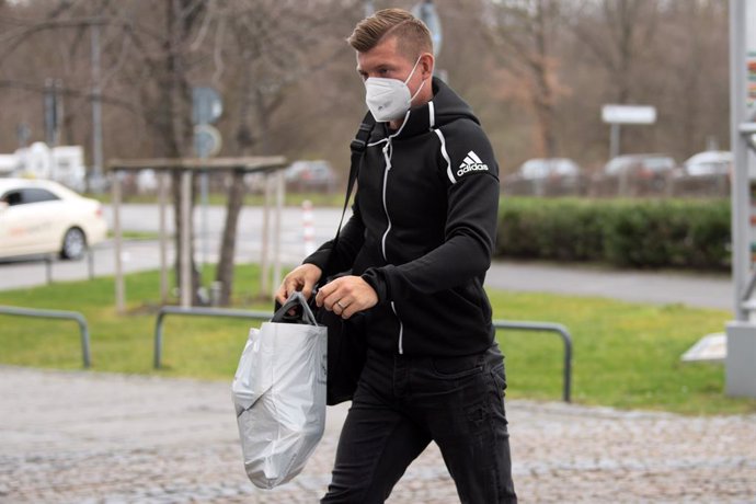 22 March 2021, North Rhine-Westphalia, Duesseldorf: Germany's Toni Kroos arrives at the hotel where the team is staying as part of their preparations for the 2022 FIFA World Cup European Qualifiers Group J soccer matches. Germany will face Iceland on 25