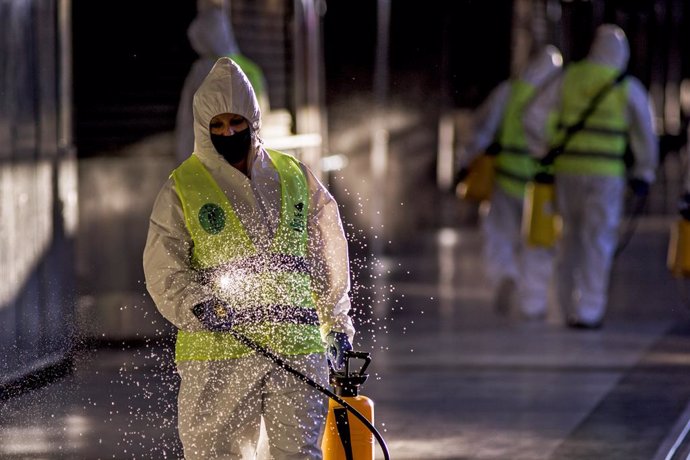 Archivo - 15 April 2020, Argentina, Buenos Aires: A worker takes part in a disinfection process in trains, buses and public spaces to help curb the spread of the Coronavirus (Covid-19). Photo: Roberto Almeida Aveledo/ZUMA Wire/dpa