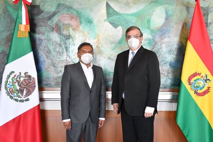 El Ministro de Relaciones Exteriores de Bolivia, Rogelio Mayta, junto a su homólogo mexicano, Marcelo Ebrard.