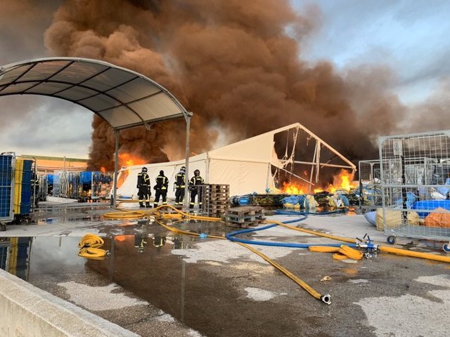 Un incendio afecta a cuatro naves industriales con almacenamiento de plástico y papel en Fuencarral
