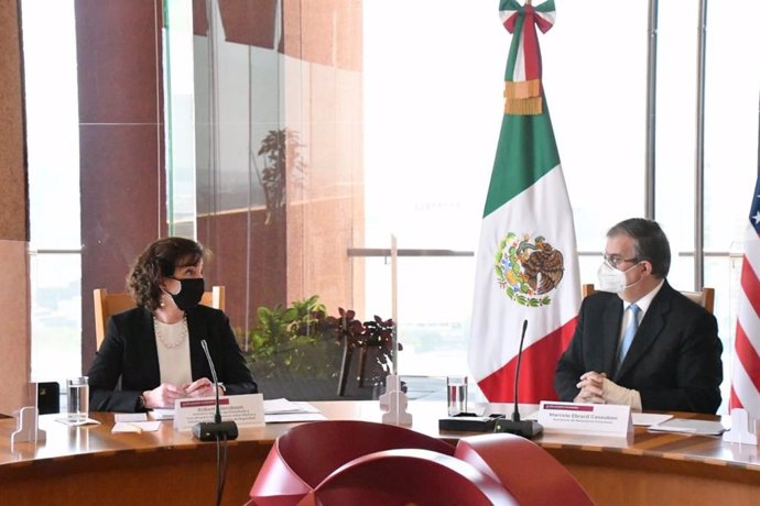 La enviada especial de EEUU para la frontera sur, Roberta Jacobson, y el ministro de Exteriores de México, Marcelo Ebrard, en una reunión sobre política migratoria.