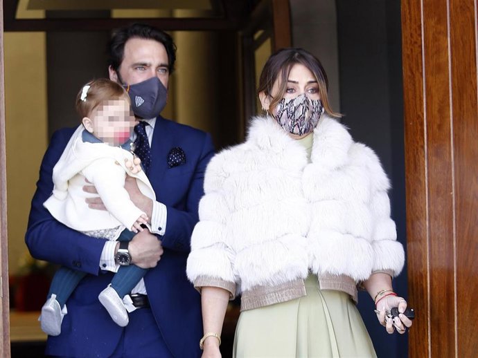 Elena Tablada y Javier Ungría con su hija Camila en el bautizo de su sobrino Oliver