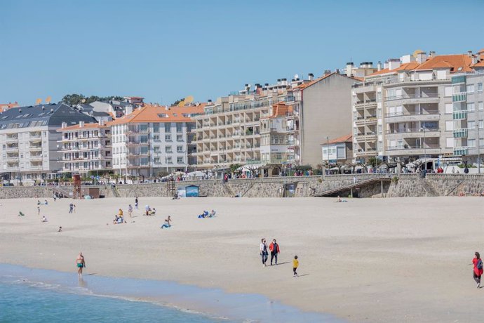 Varias personas pasean por la playa de Sanxenxo, Pontevedra, Galicia (España), a 21 de marzo de 2021. 