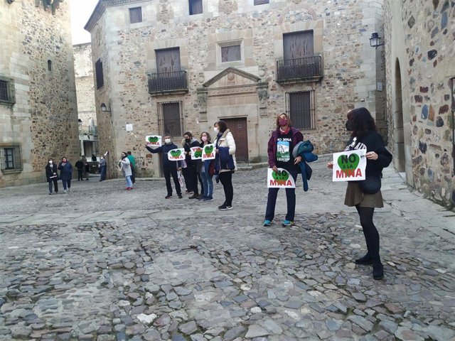 Momento de la cadena humana que se organizó el pasado 27 de febrero en rechazo a la mina de litio en Cáceres