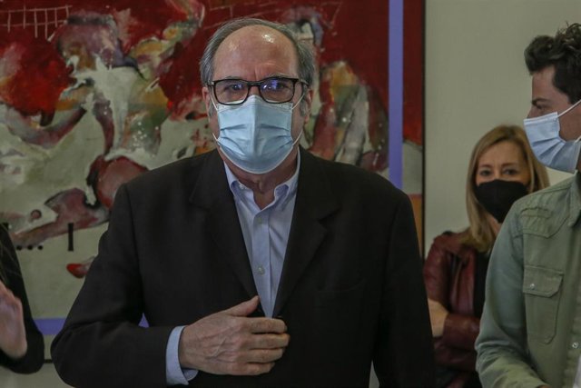 El candidato socialista a las elecciones autonómicas madrileñas, Ángel Gabilondo, a su llegada al Comité Regional de las Juventudes Socialistas, en Fuenlabrada, Madrid (España), a 21 de marzo de 2021. Gabilondo ha apelado este domingo al voto progresista 