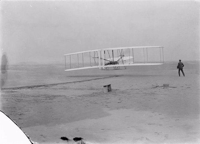 Escena del primer vuelo del avión de los hermanos Wright en 1903