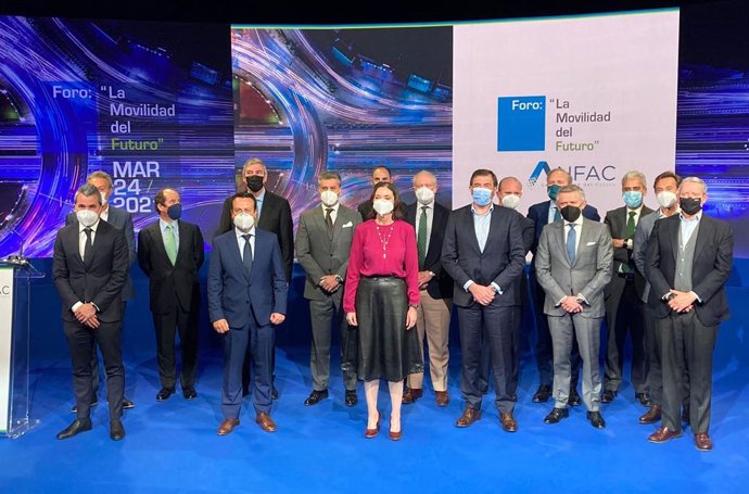 En el centro la ministra de Industria, Reyes Maroto, y el director general de Anfac, José López-Tafall.