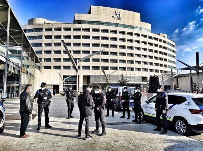 Agentes de la Policía Nacional, en un operativo conjunto con la Policía Portuaria contra los robos y los hurtos en el Puerto de Barcelona.