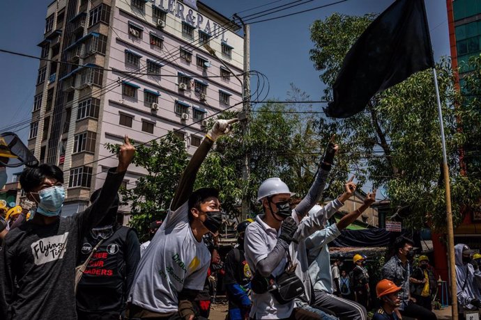 Protesta contra la junta militar en Rangún