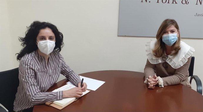 Reunión de la concejala de Servicios Sociales del Ayuntamiento de Teruel, Nuria Tregón, y de la responsable de Relaciones Externas de Mercadona en Aragón, Laura Cortel.