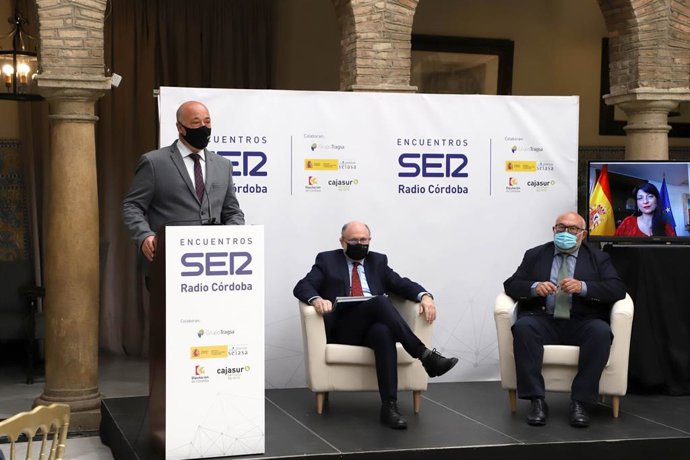 El presidente de la Diputación de Córdoba, Antonio Ruiz (izda.), participa en los Encuentros Ser Radio Córdoba '¿Por dónde pasa el futuro del agua? Estrategias y retos'.