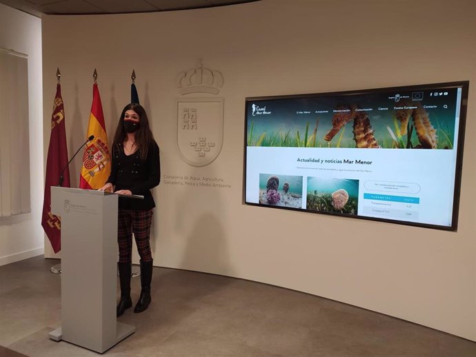 La directora general del Mar Menor, Miriam Pérez, durante el acto de presentación de la nueva web.