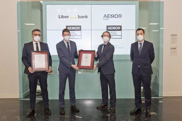De izquierda a derecha, Juan Carlos Valle (director de Seguridad de la Información y riesgo Tecnológico), Severino Méndez (director general de Personas y Medios), Juan Lucas García (director de AENOR) y Alberto García (director de Protección de Datos)